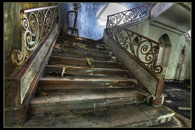 50 Beautiful Examples of Urban Decay Photography